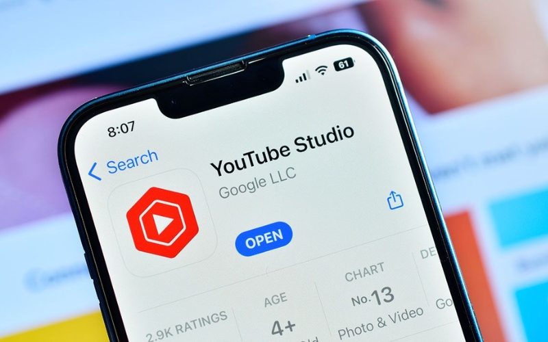 sử dụng YouTube Studio để theo dõi và quản lý kênh